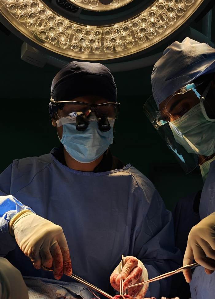 د. إيهاب الأمير أثناء عملية جراحية — Dr. Ehab S Alameer performing surgery